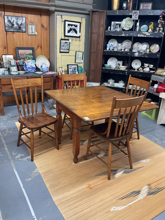 Early American Drop Leaf Pine Table and Chairs (4)