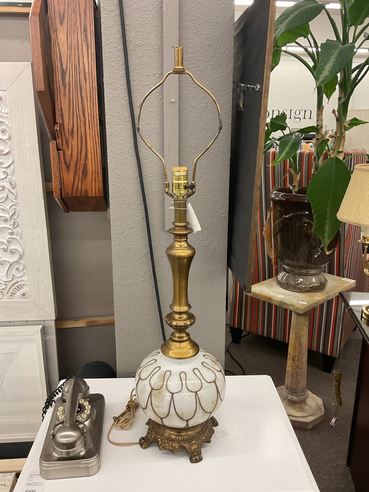 Mid Century White Glass w/Gold Design Table Lamp