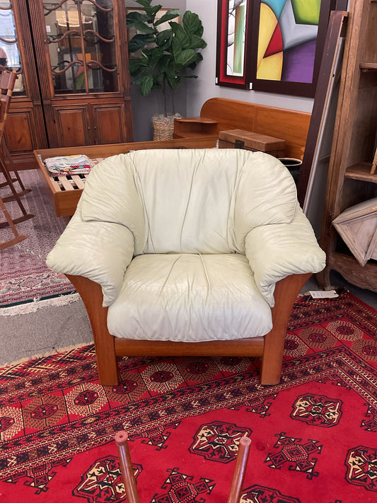 Ekorness Stressless Leather & Wood Chair 39"W,36"D, 39"W