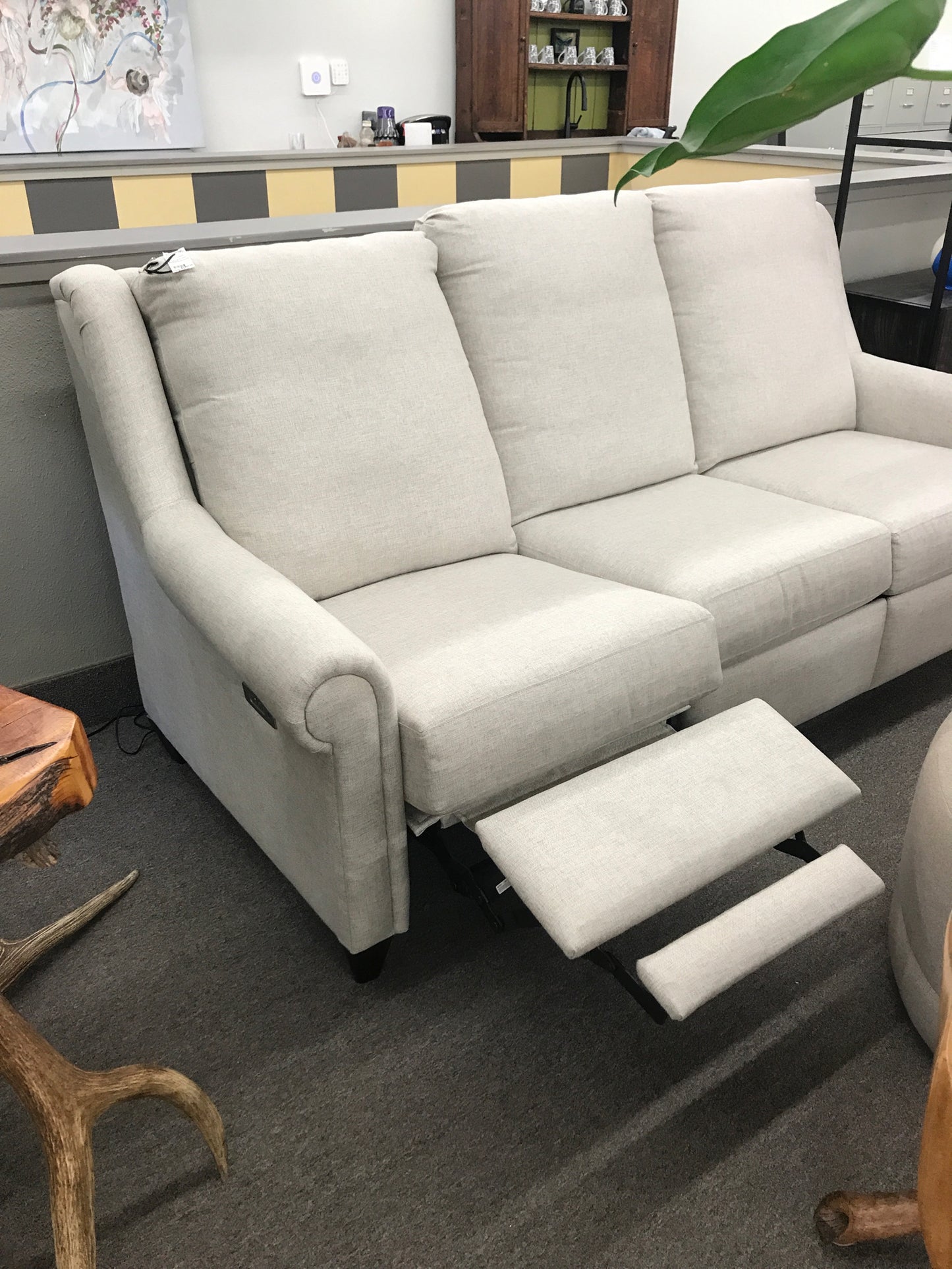 BASSETT Couch power recliner