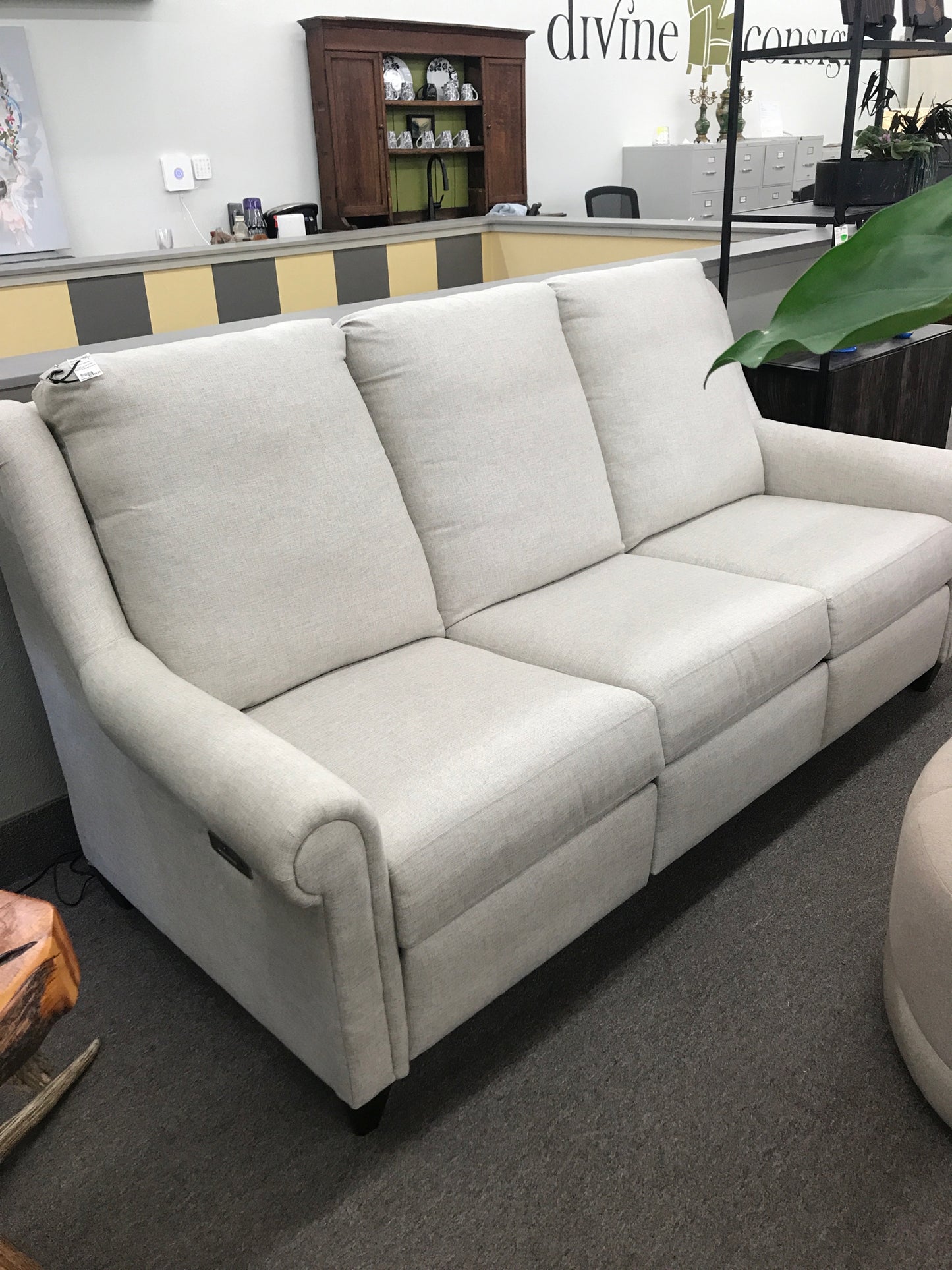 BASSETT Couch power recliner