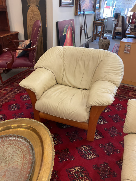 Ekorness Stressless Leather & Wood Chair 39"W,36"D, 39"W