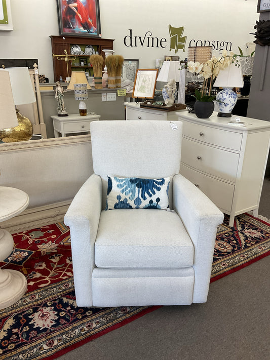 Crate & Barrel White Swivel Upholstered White Chair 33"W,32"D,39"H